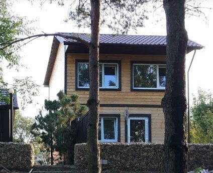 Двоповерховий будинок із двома спальнями, залою та терасою